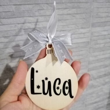 Bola de Navidad personalizada madera modelo copos de nieve