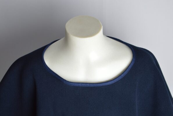 Detalle cuello manta escolar azul marino