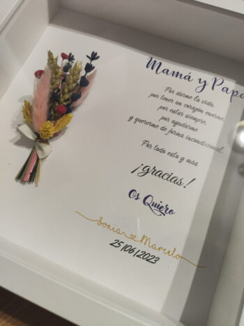 Marco personalizado padres con flor preservada