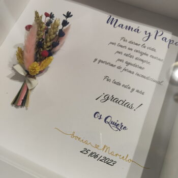Marco personalizado padres con flor preservada