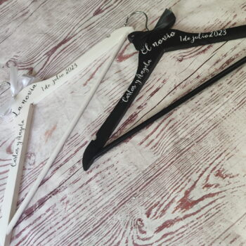 Perchas personalizadas novios
