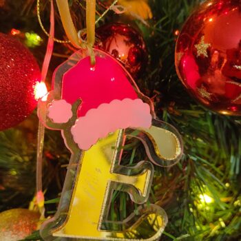 Bola de Navidad inicial con gorro Santa